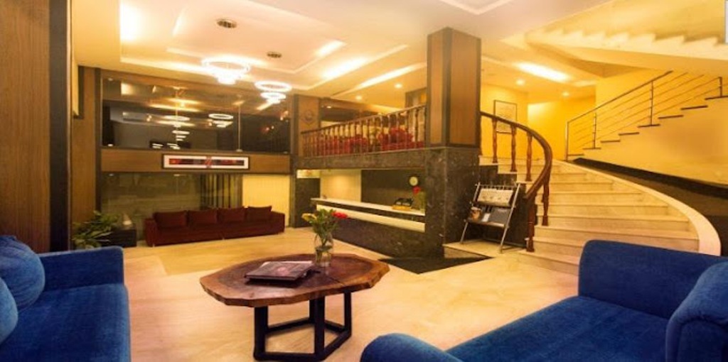 Lounge & Outside Image 7